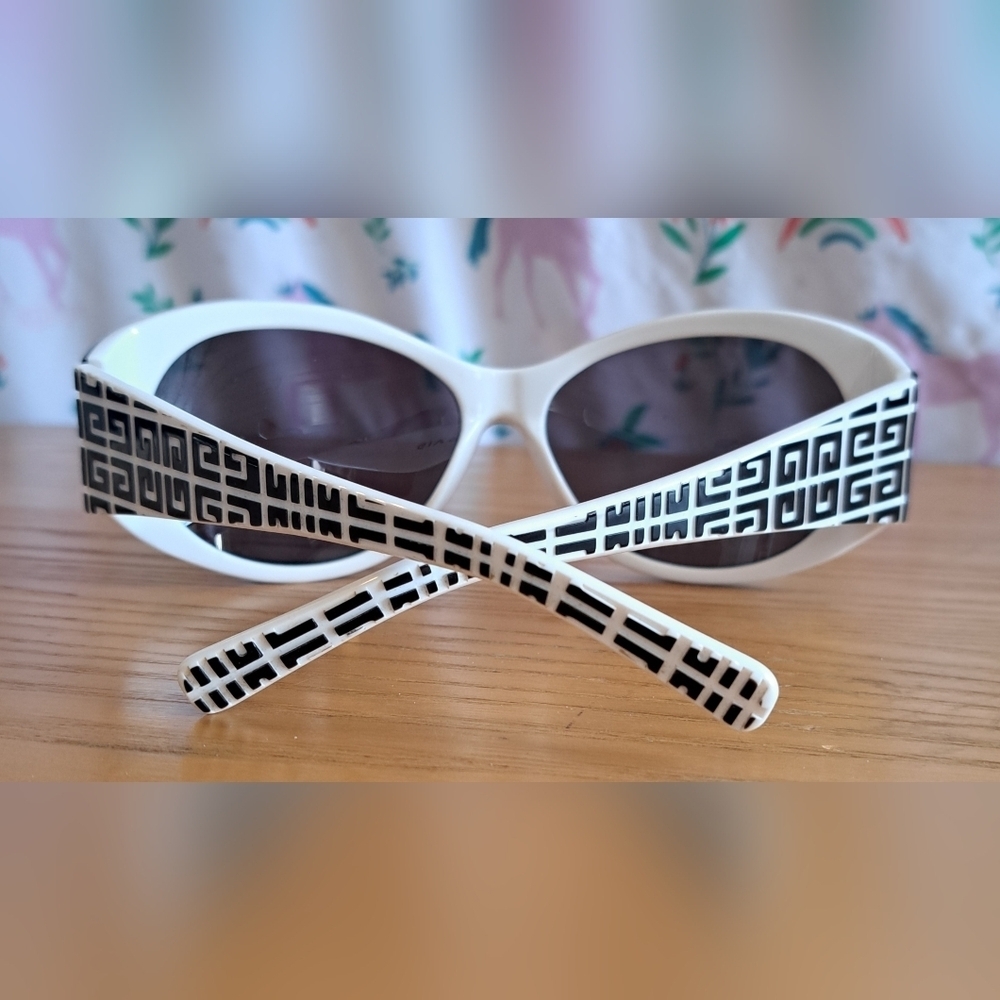 Vintage Y2K Givenchy SGV568 Black & White Logo Sunglass Glasses Shades Frames - Picture 2 of 7
